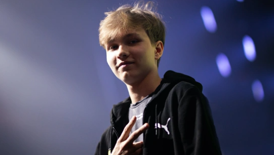 凯恩的联赛冠军又悬了？阿方索戴维斯刚续约就赛季报销!拜仁吃亏.